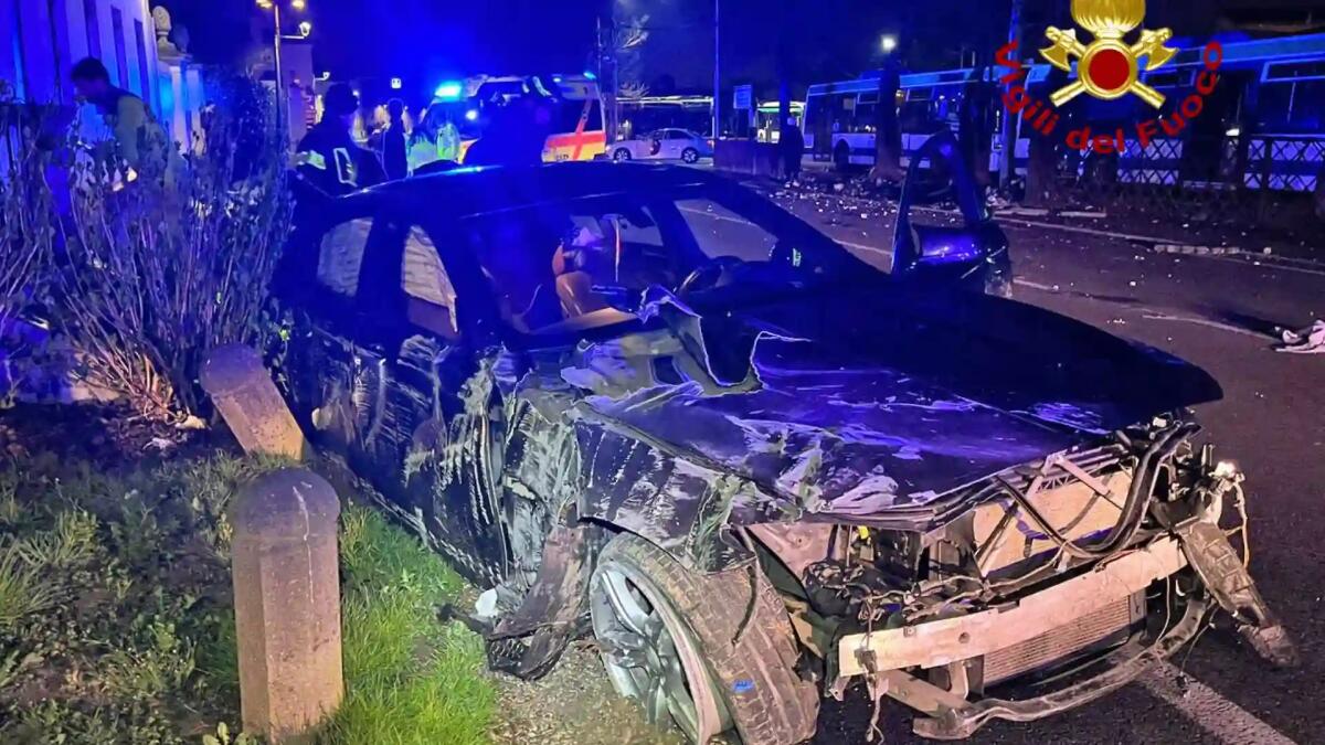 Paura a Dolo, auto impazzita piomba contro una recinzione e due bus: un ferito grave - 