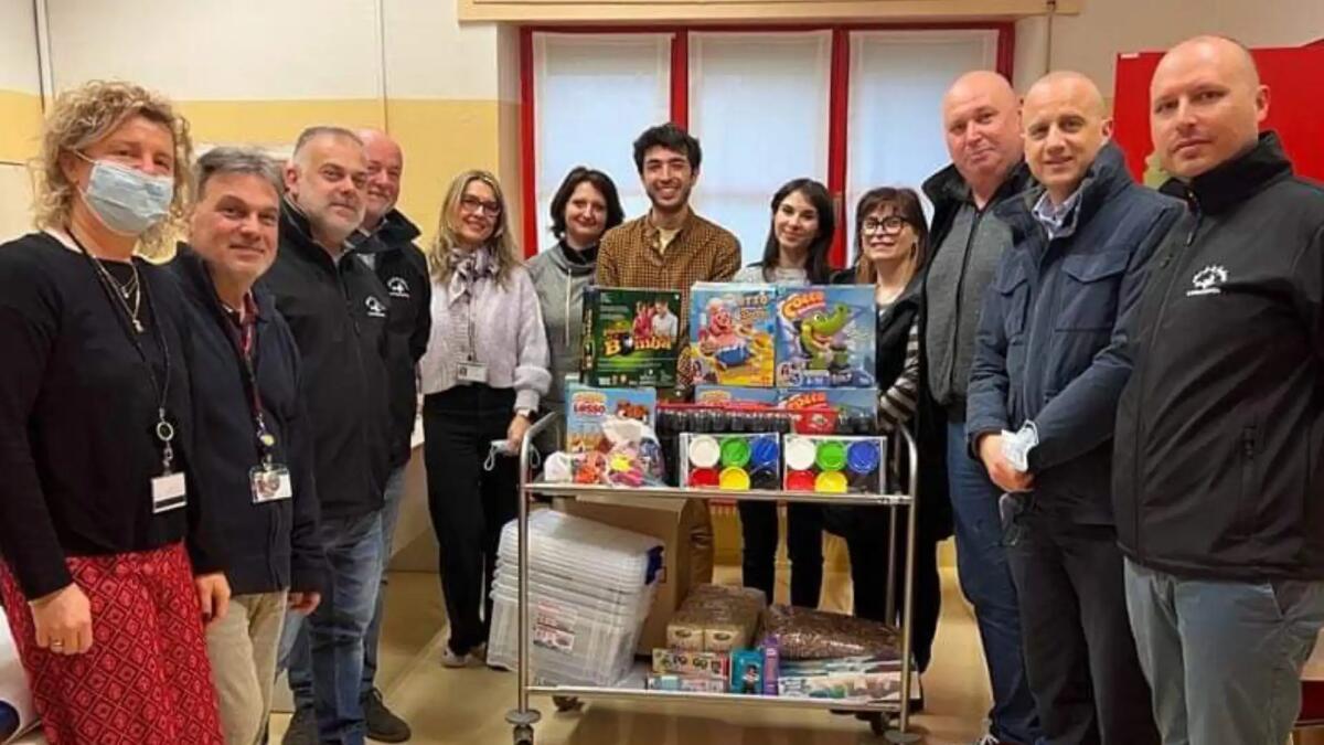 Il gruppo "Chei de la Foghera" regala un sorriso ai bimbi ricoverati in Neuropsichiatria - 