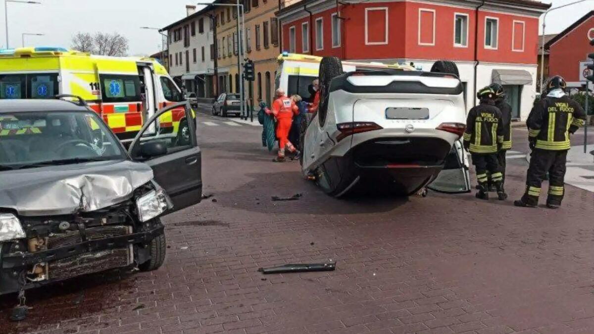 Scontro tra due auto a Pordenone, una finisce ruote all'aria: due feriti -