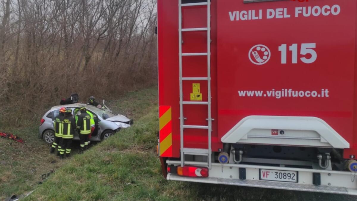 Incidente a Romans d'Isonzo, auto finisce fuori strada: un ferito - 