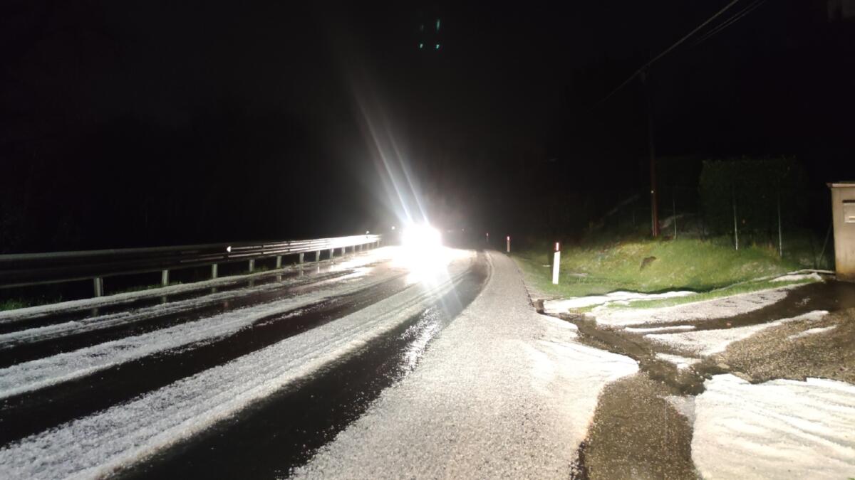 Tuoni e grandine fuori stagione: strade imbiancate in Friuli - 