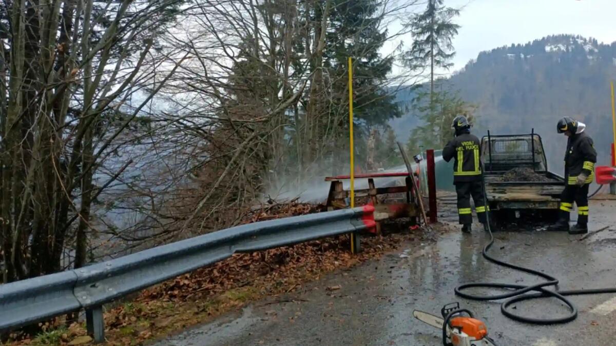 Motocarro a fuoco, le fiamme minacciano il bosco: incendio domato dai pompieri - 