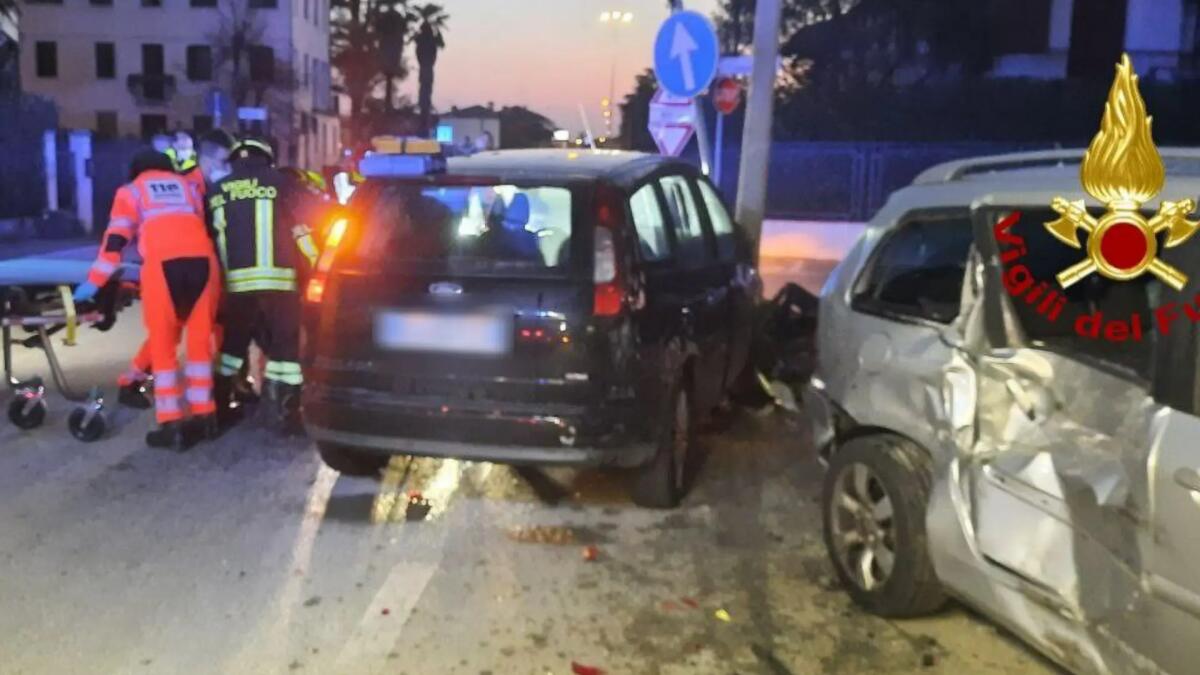 Sbanda con l'auto, centra un palo e alcune vetture parcheggiate: grave 48enne - 