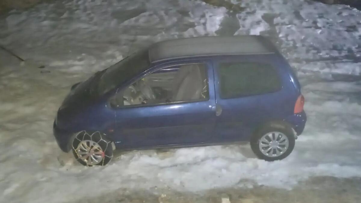 Padre e figlio 13enne bloccati con l'auto sulla neve per ore: soccorsi - 