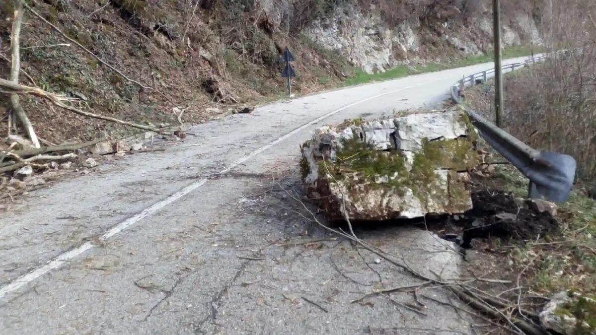 Si stacca un grosso masso lungo la viabilità per il Matajur: strada chiusa - 