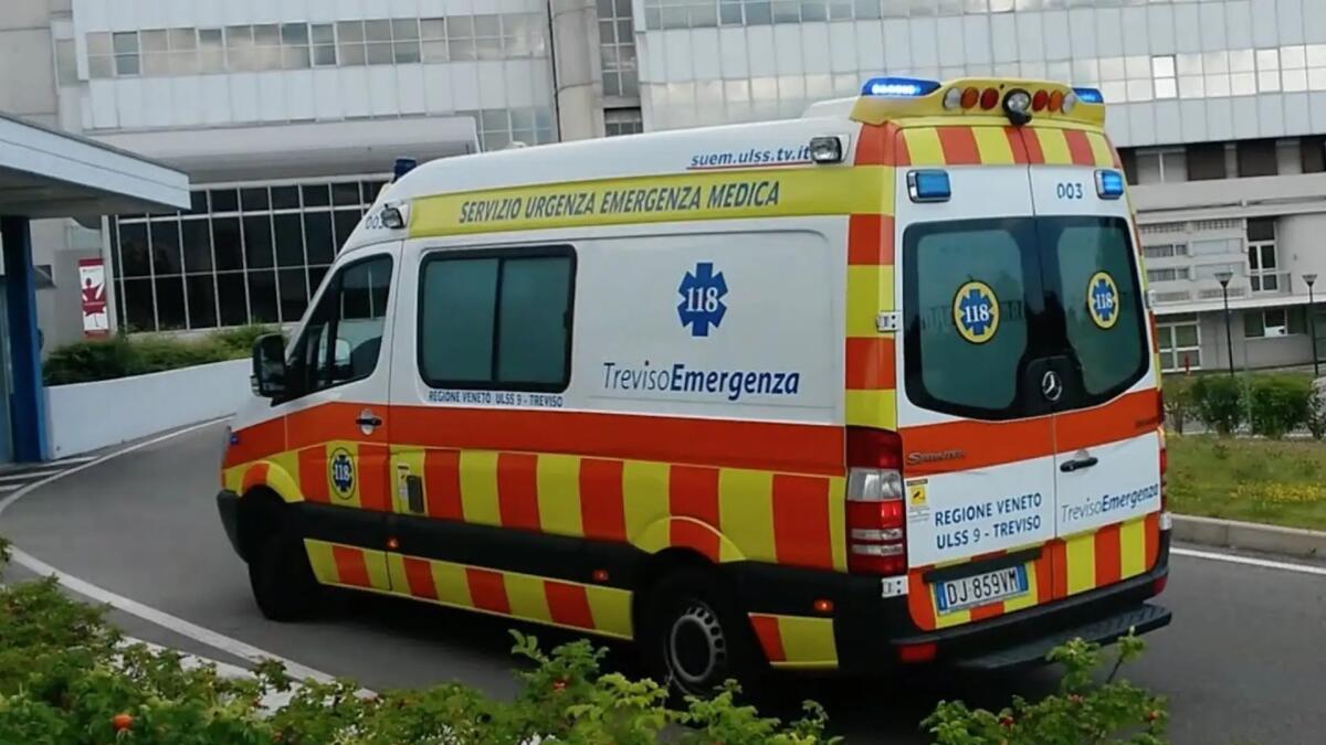 Mendicante investita da un pullman a Caerano San Marco: frattura di entrambe le gambe - 