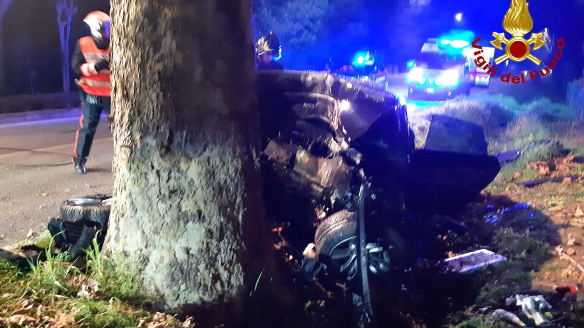 Drammatico schianto contro un platano: morte due giovani, gravissimi i 2 amici - 