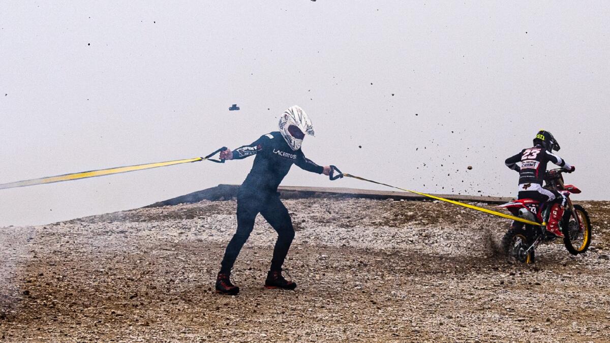 Trattiene due moto per 10 secondi: nuovo record mondiale per Alex Camera - 