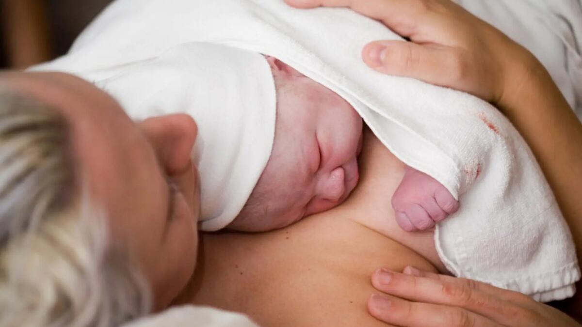 Il marito aiuta la moglie nel parto, guidato al telefono: il piccolo nasce in casa - 