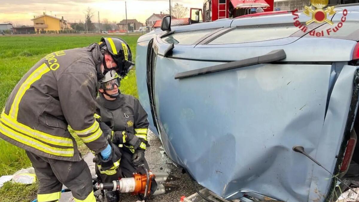 Si ribalta con la Fiat Panda e rimane incastrato nell'auto: ferito il conducente - 