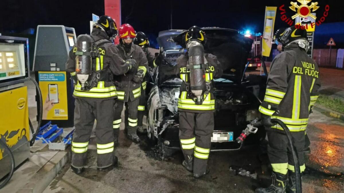 Azzano Decimo, auto a fuoco durante il rifornimento al distributore - 
