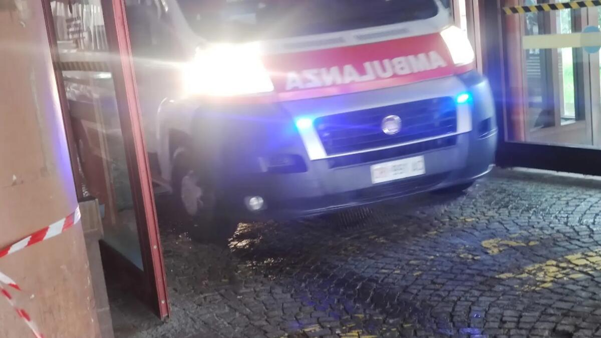 Improvviso malore al volante, accosta e perde il sensi: 60enne rianimato dai passanti - 
