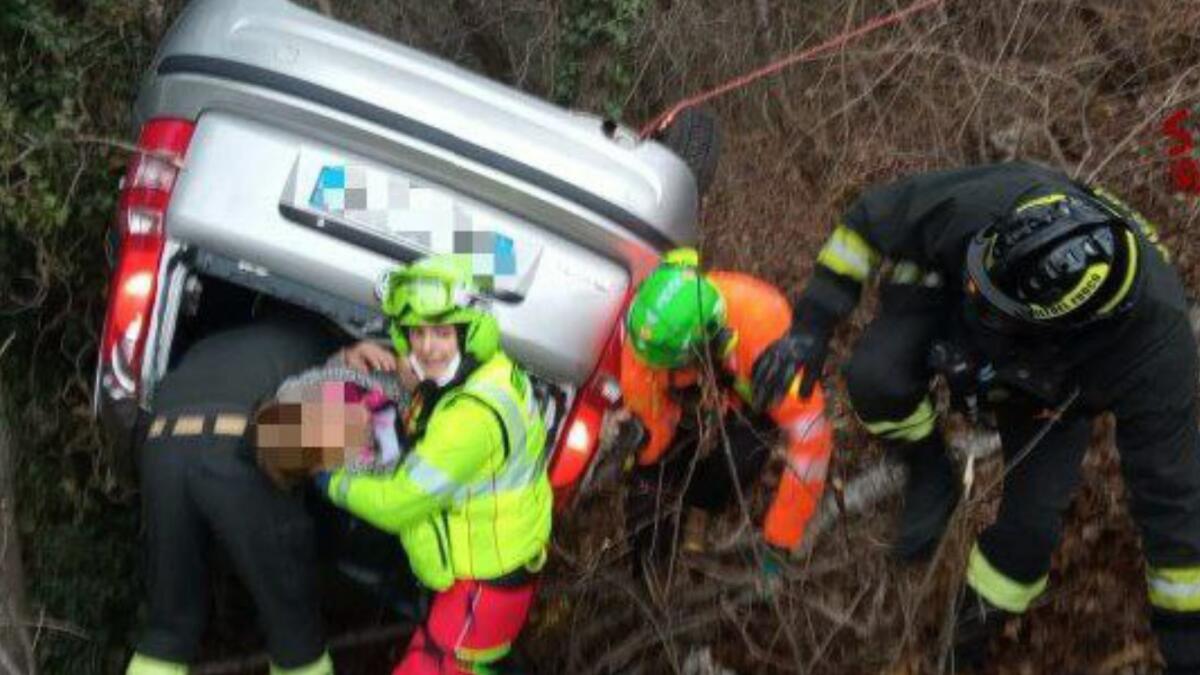 Volano con l'auto per 50 metri nella scarpata: soccorse 3 donne - 