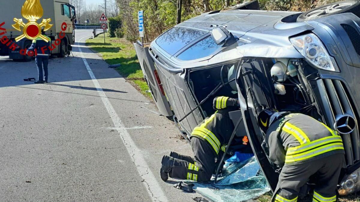 Spilimbergo. Violento scontro frontale con un camion, l'auto si ribalta - 