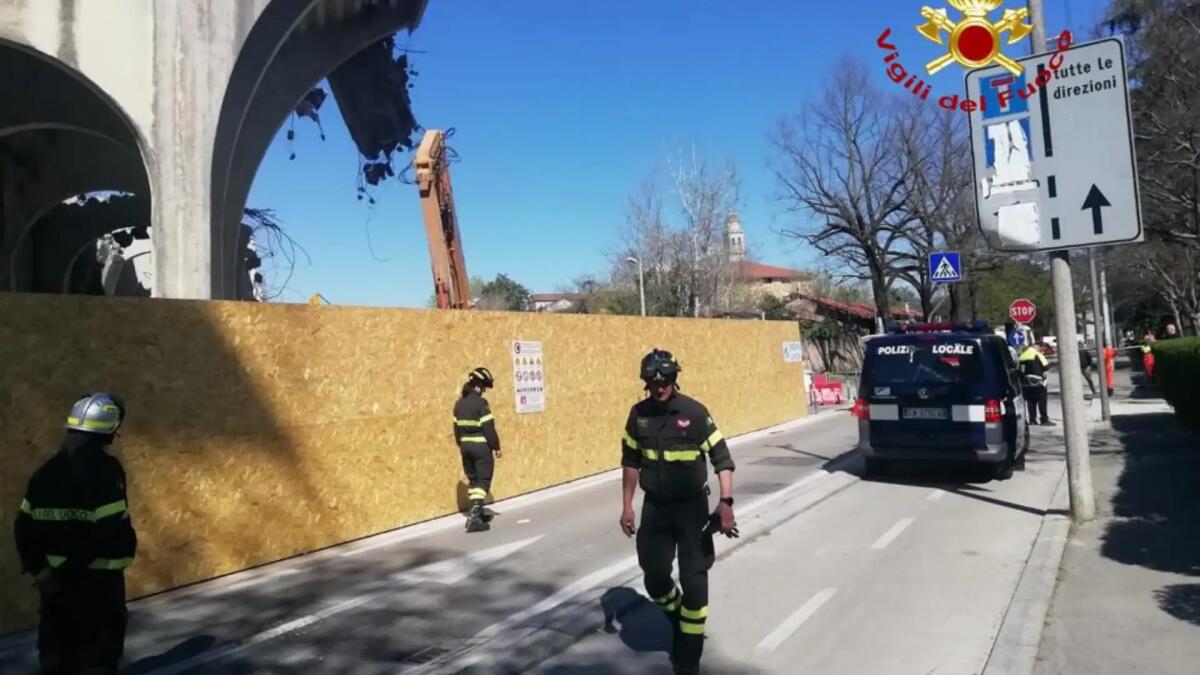 Un pezzo di muratura piomba sull'auto e sfonda il parabrezza: ferita una ragazzina - 