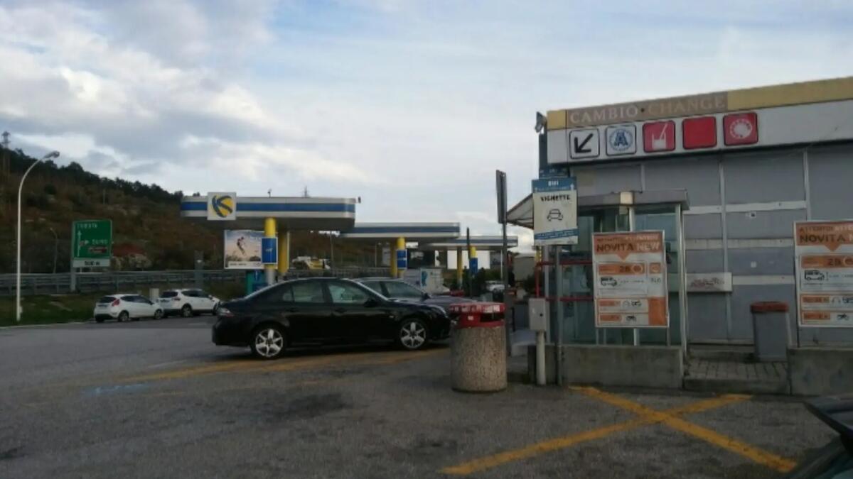 Daspo a 6 tifosi milanisti, avevano rubato merce all’Autogrill di “Duino Sud” - 