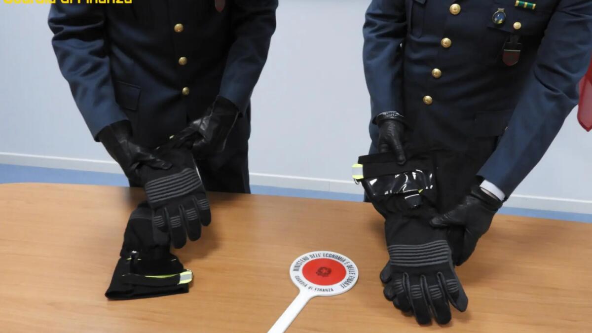 "Made in Italy", ma realizzati in Romania: sequestrate 2.740 paia di guanti antincendio - 