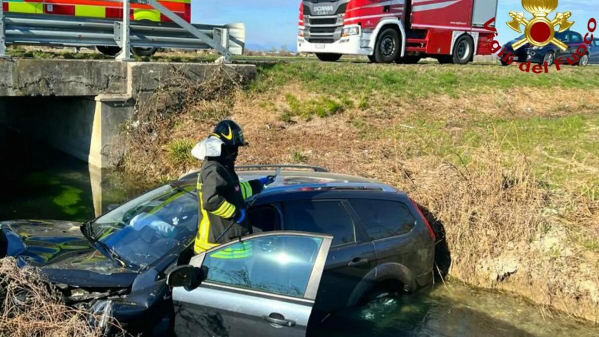 Morsano. Sbanda lungo la Ferrata  e finisce con l'auto nel canale irriguo - 