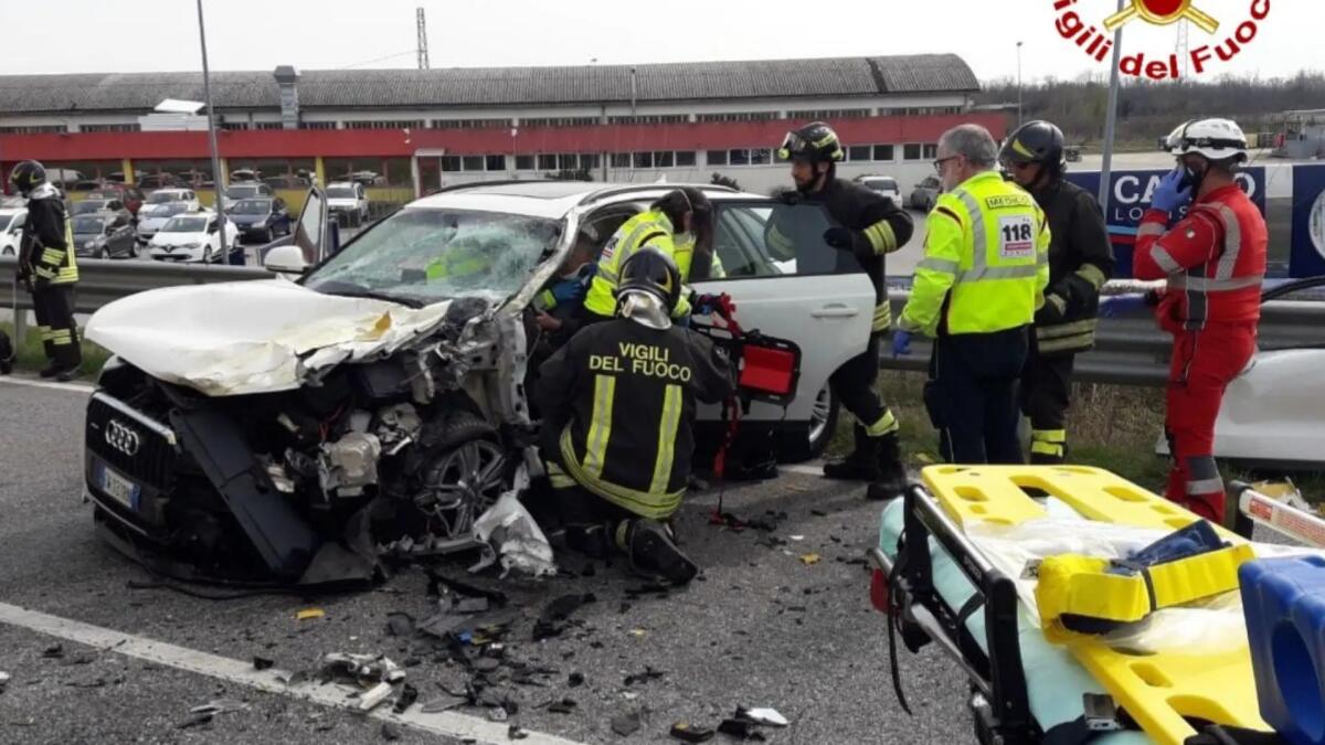 Violento frontale tra auto e camion a Buttrio: 3 feriti, traffico in tilt per ore - 