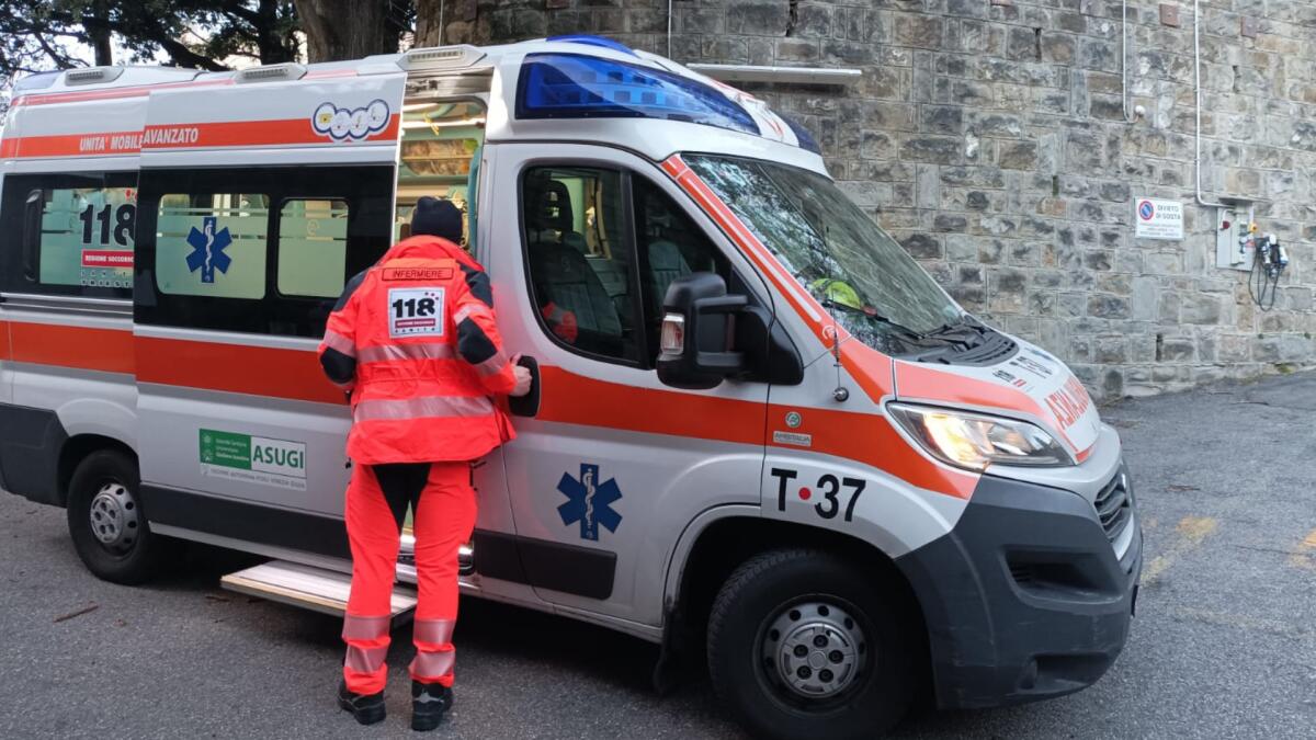 Malore in casa per una 58enne, il marito la rianima guidato al telefono: il cuore riparte, ma è grave - 