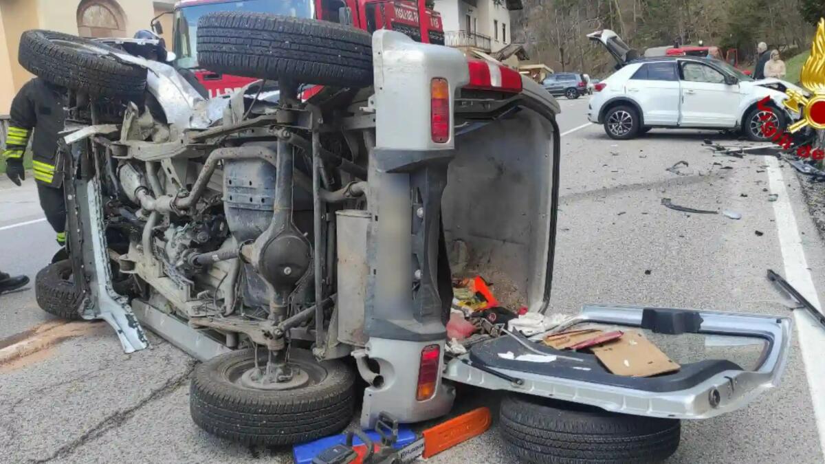 Pauroso scontro tra 2 auto, una si ribalta: due feriti, uno è gravissimo - 