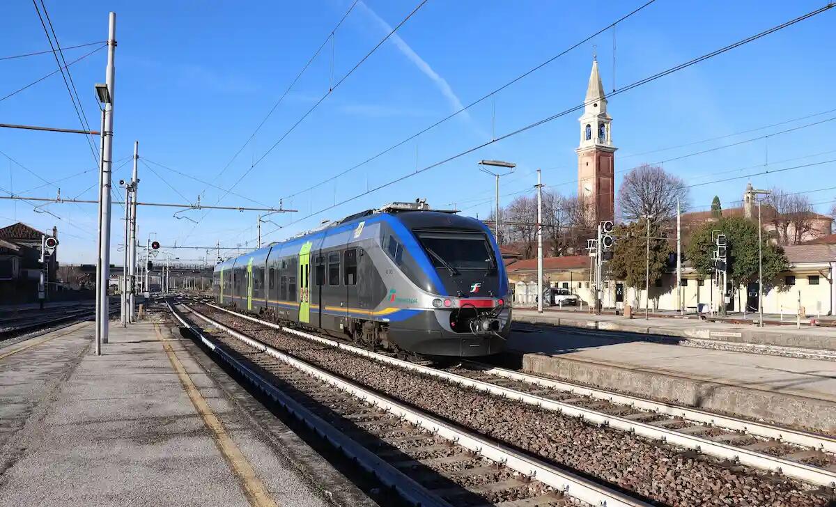 Si divertivano a lanciare sassi ai treni nella stazione di Castelfranco: denunciati tre giovanissimi - 