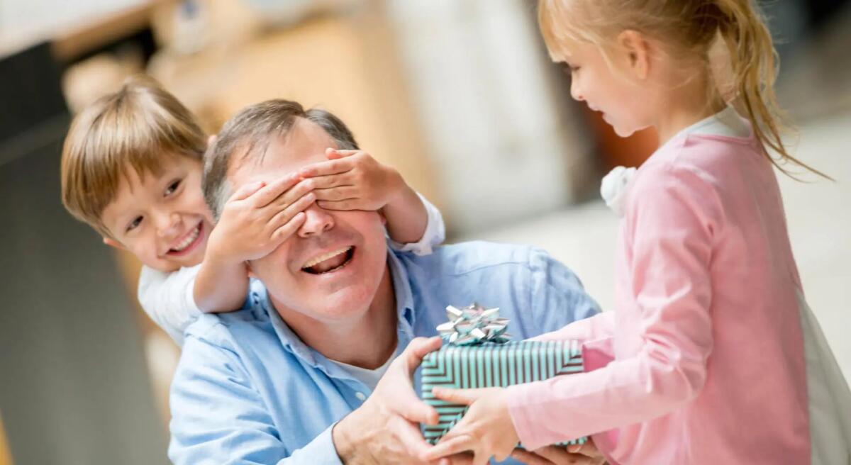 Idee regalo per la Festa del papà: ecco come sorprenderlo con un pensiero unico - 