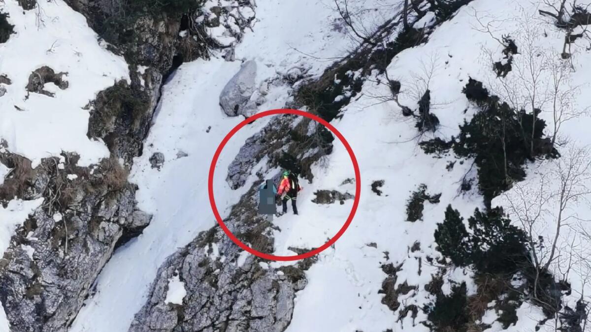 Scivola sulla neve ghiacciata e si ferma sul bordo di un salto: salvata una 33enne - 