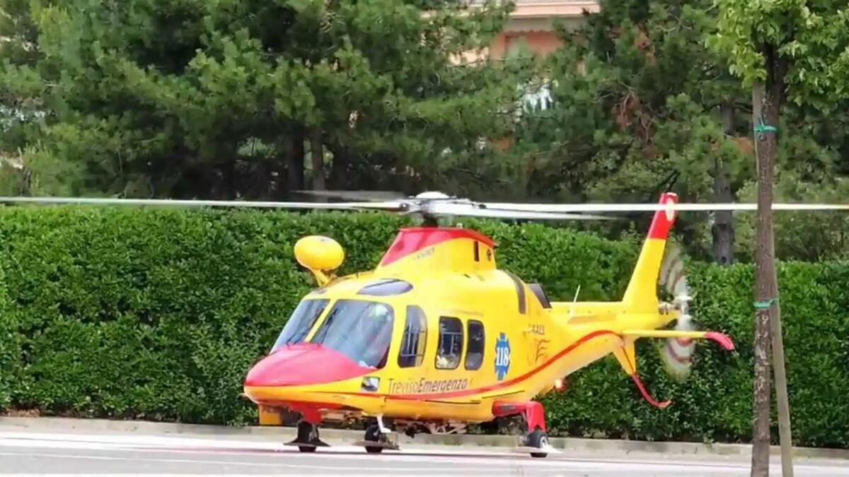 Bimbo di 3 anni sfugge alla presa della madre: investito da un'auto - 