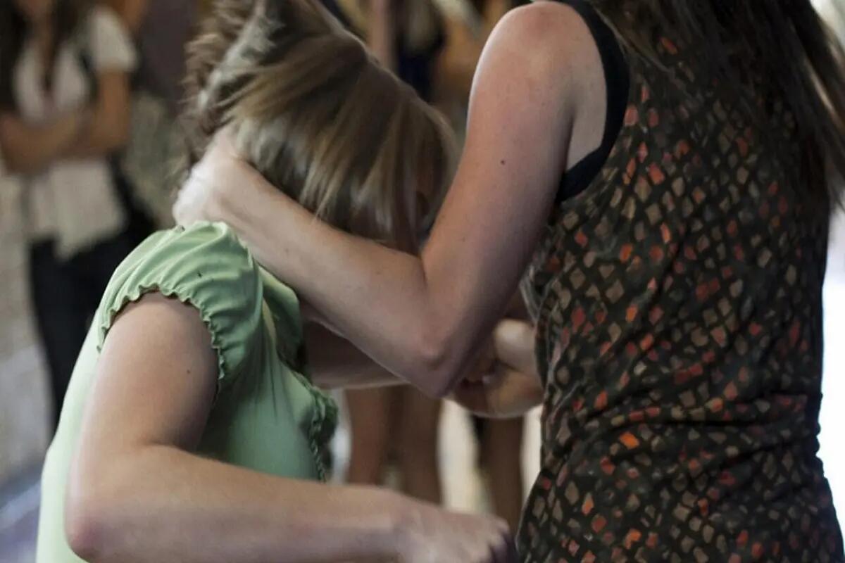 Bullismo, 13enne picchiata dalle coetanee. Il video pubblicato sui social dall'amico 14enne - 