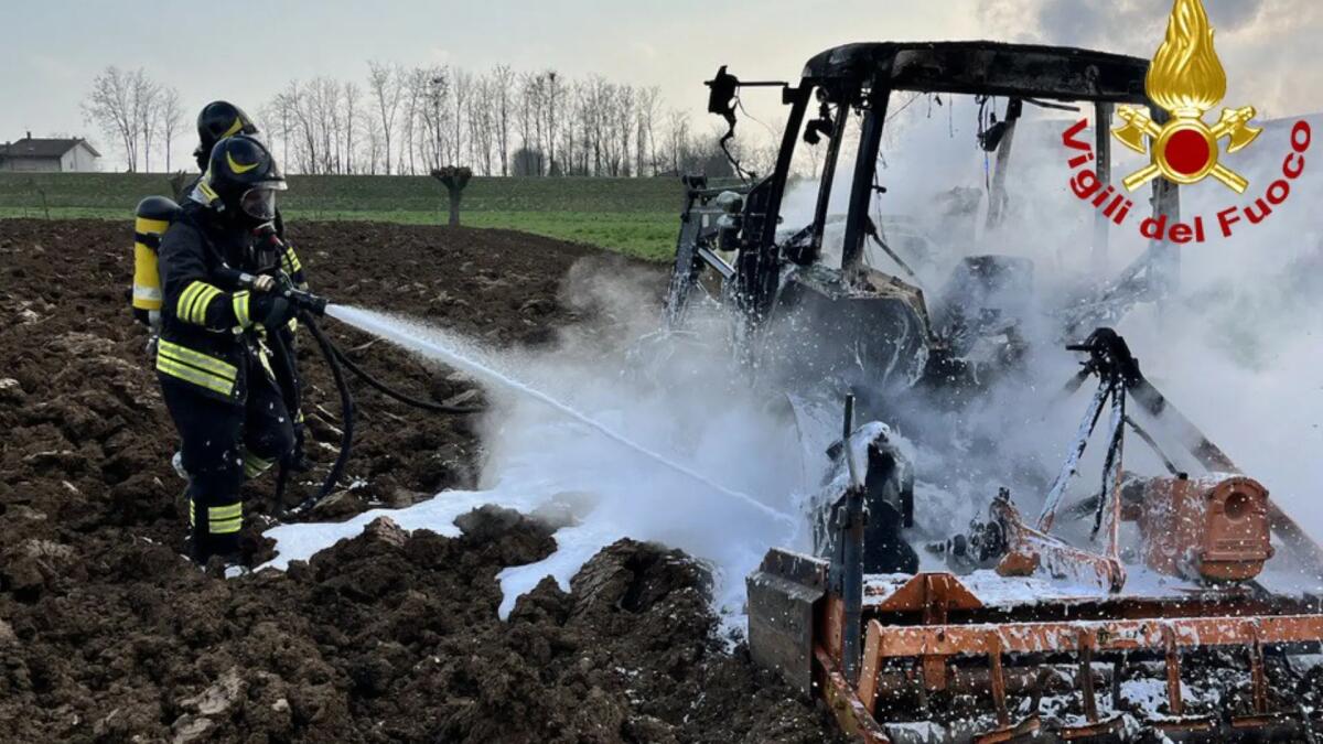 Trattore distrutto da un incendio, agricoltore in salvo - 