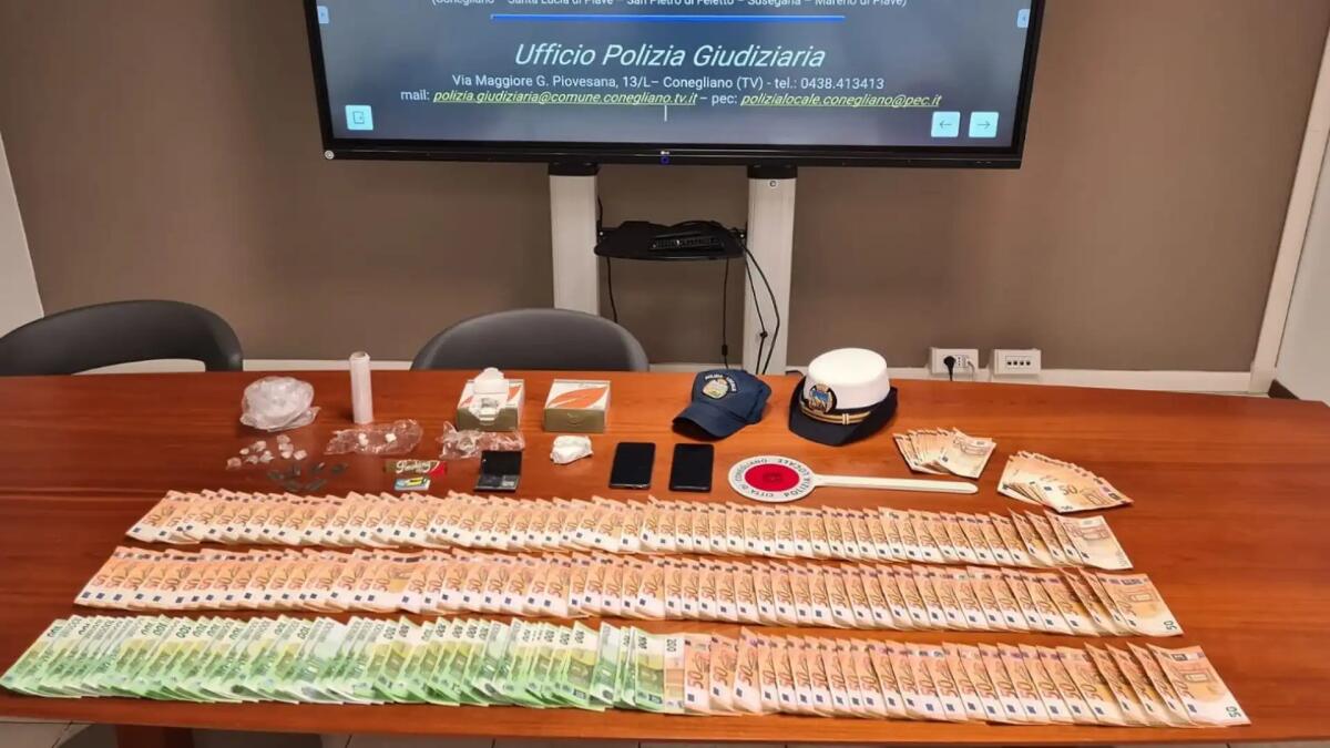 Reddito di cittadinanza, ma in casa ha 15mila euro in contanti e droga - 