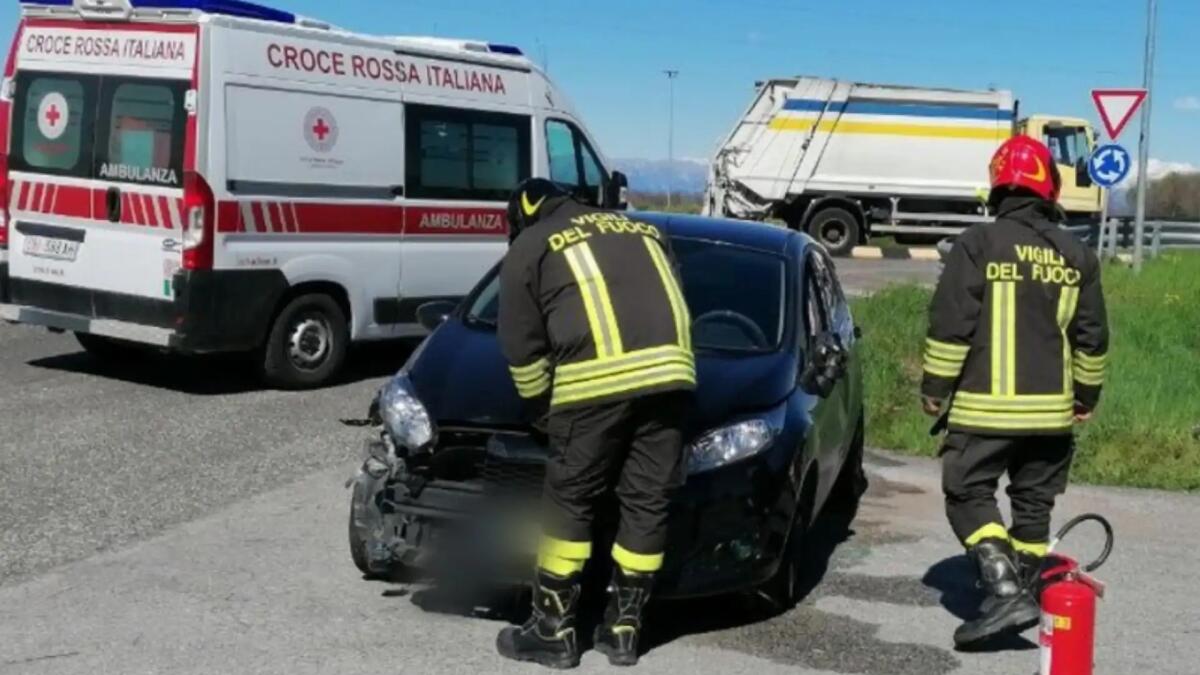 Scontro tra camion compattatore ed auto lungo la Napoleonica: due feriti - 