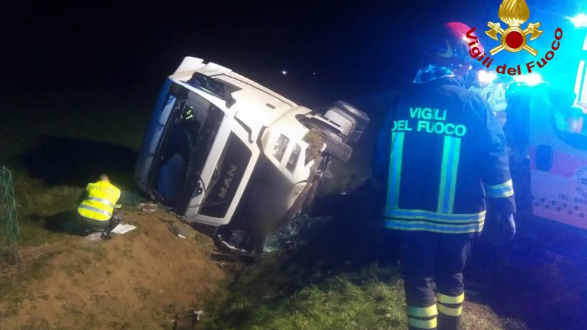 Incidente in A4 tra Villesse e Palmanova, trattore stradale nel fossato - 