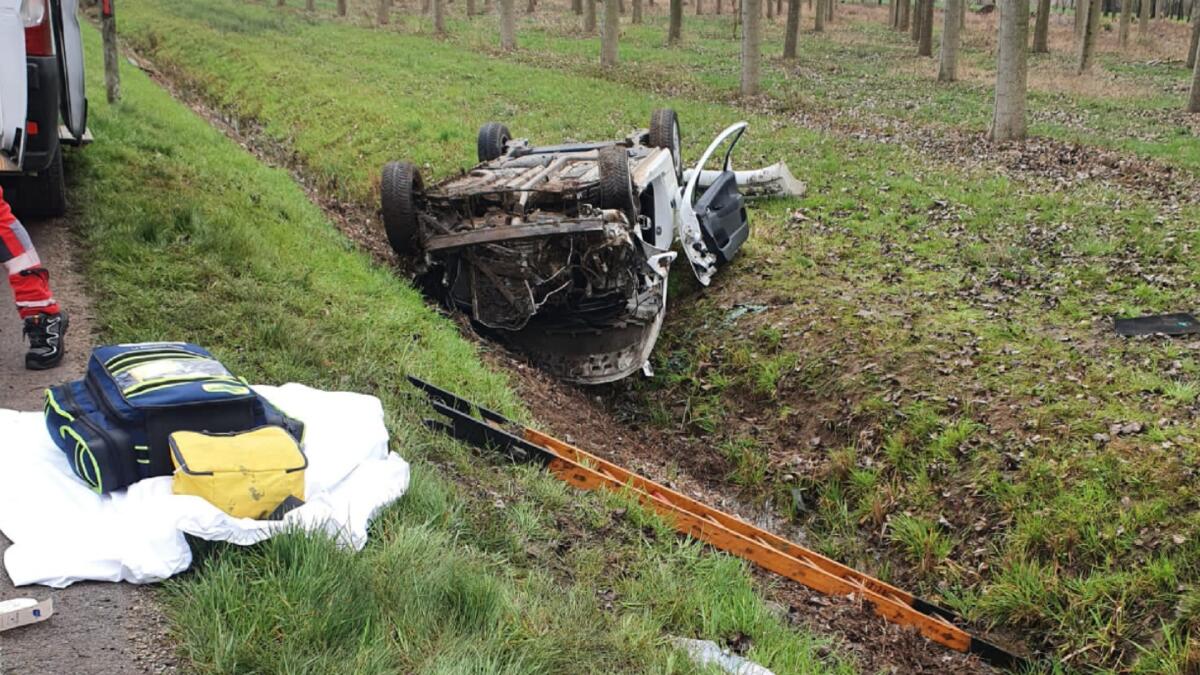 Flumignano, perde il controllo dell'auto e si ribalta: ferita una giovane donna -