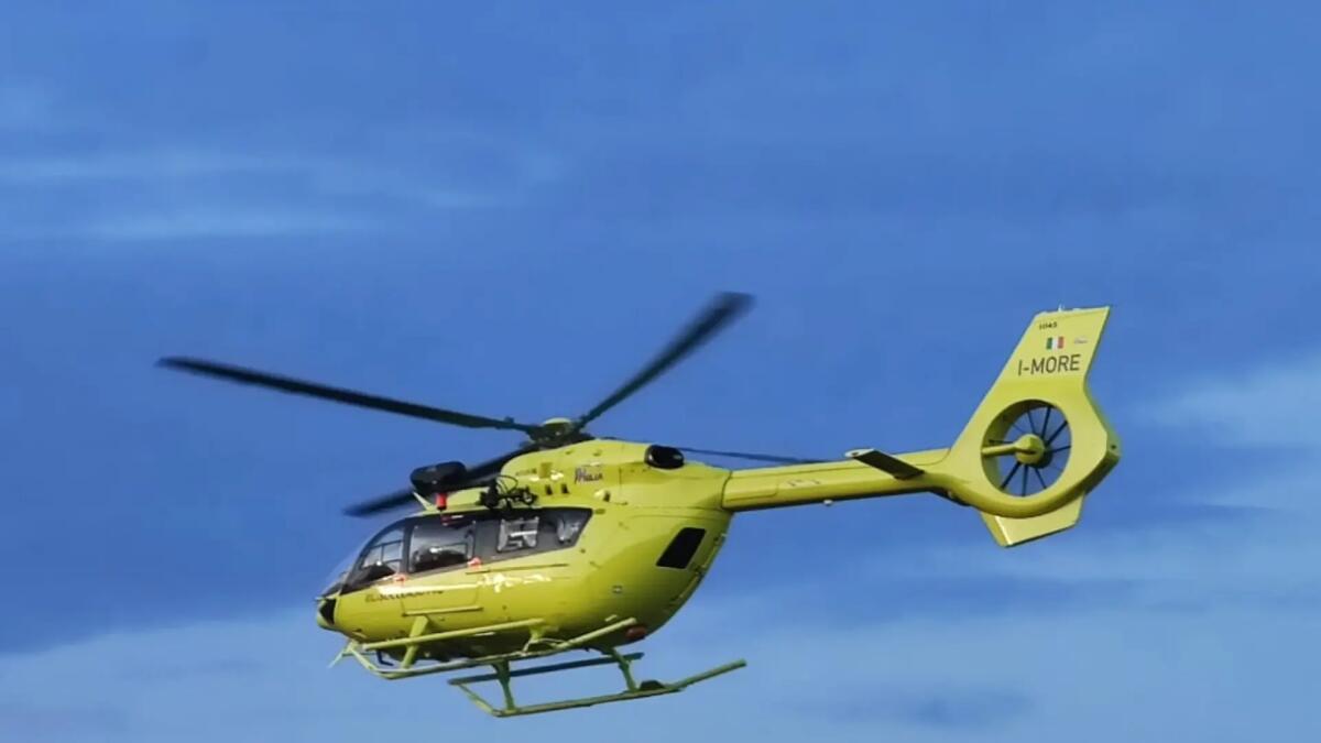 Travolto da un'auto e sbalzato di sella per 20 metri: gravissimo un uomo - 