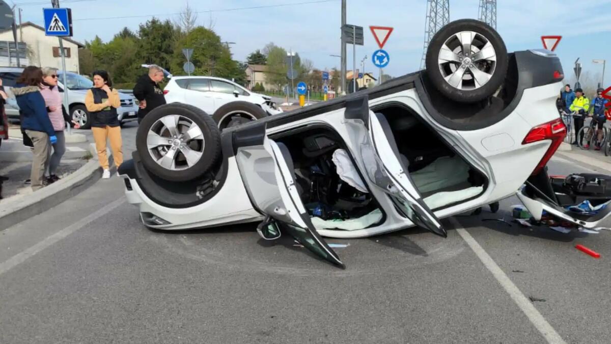 Incidente tra due auto, una finisce capovolta: donna incastrata, ferita - 