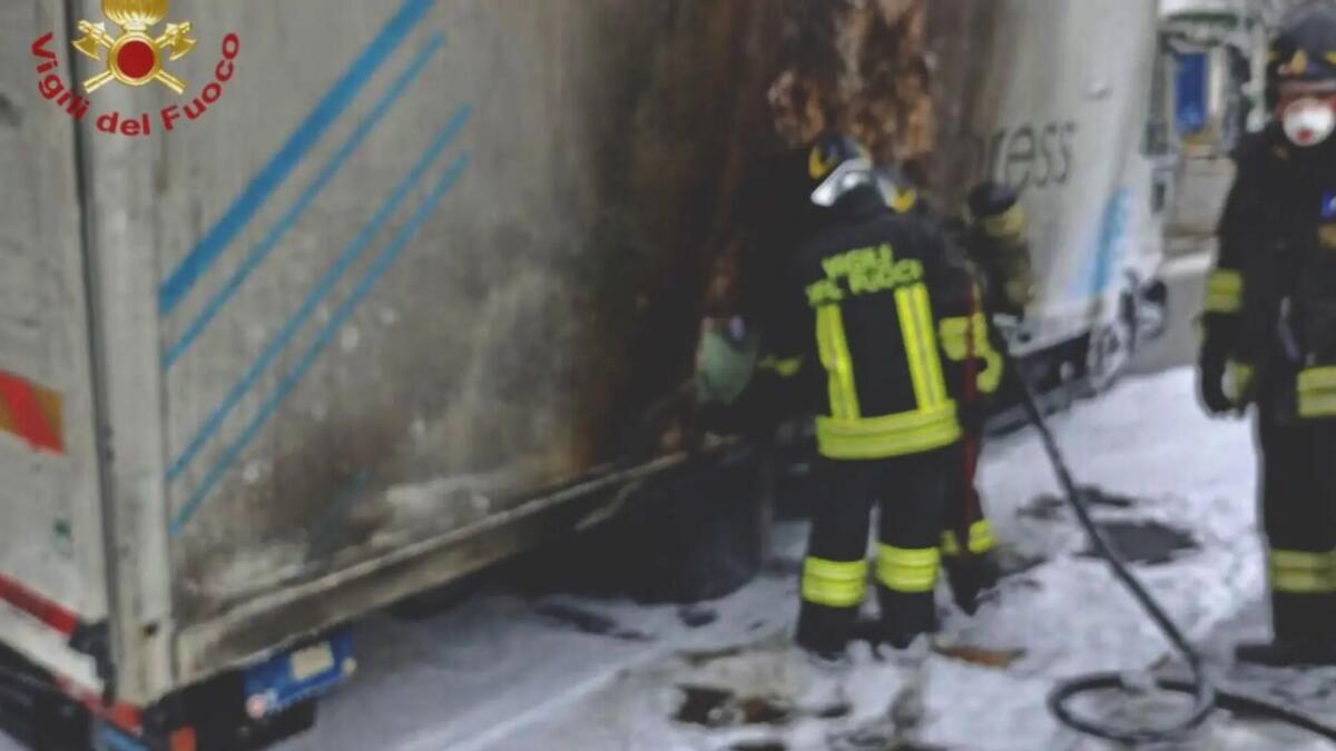 Padova. Autocarro a fuoco, i pompieri evitano il peggio - 