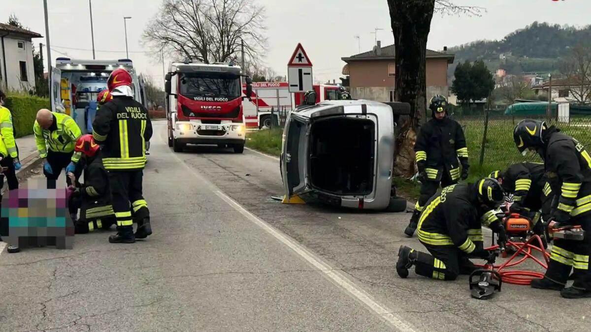 Dritta contro un platano, poi si ribalta: grave la conducente rimasta incastrata - 