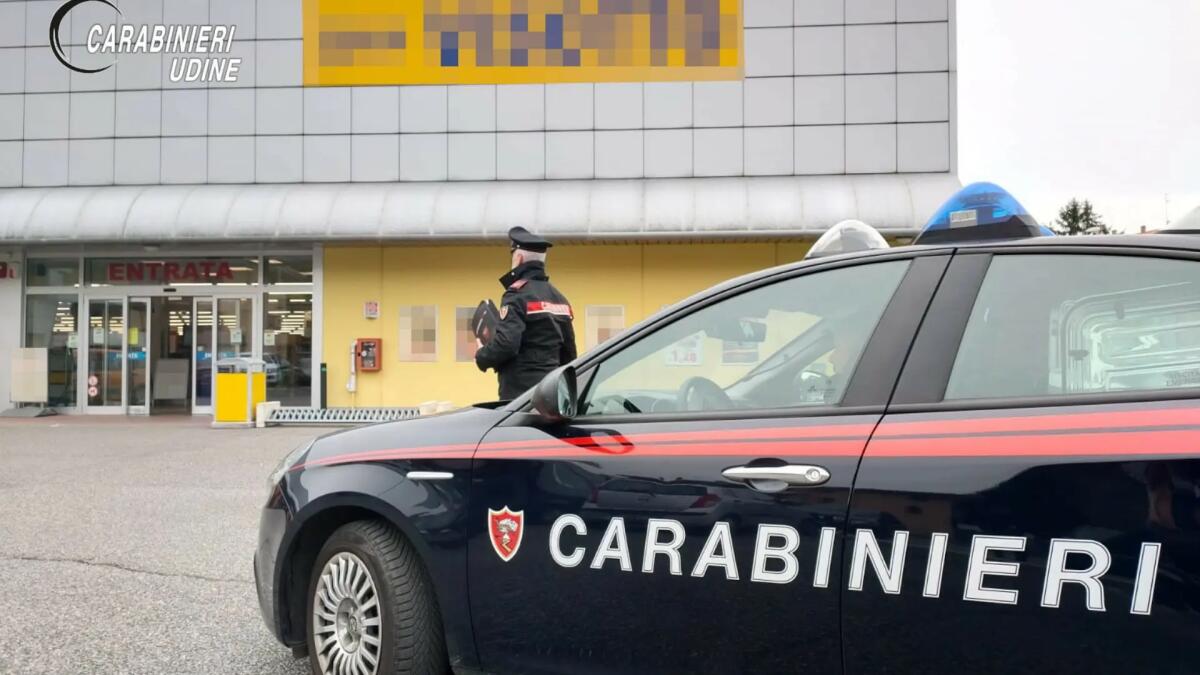 Riempiono il carrello della spesa e fuggono tentando di investire una commessa: prese le tre ladre - 
