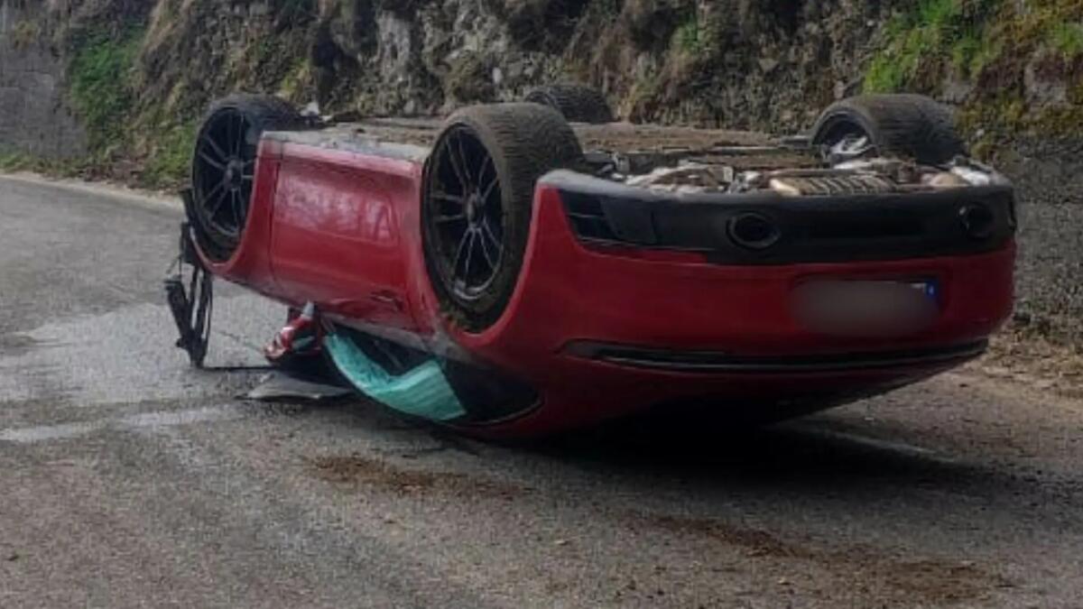 Perde il controllo della Porsche 911 4 GTS e finisce ruote all'aria -