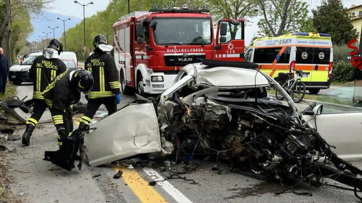 Dritto contro un albero con l'Alfa Romeo Mito: gravissimo un giovane - 