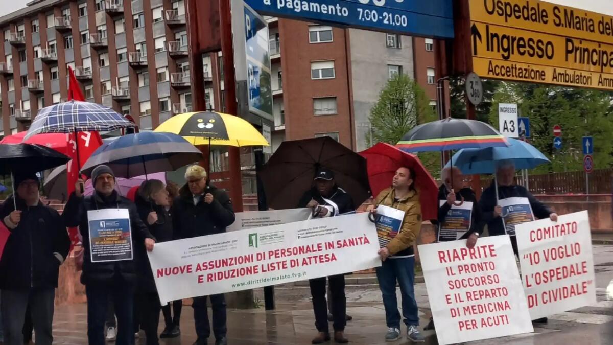 Ospedale e personale sanitario "sotto pressione": flash mob a Udine - 