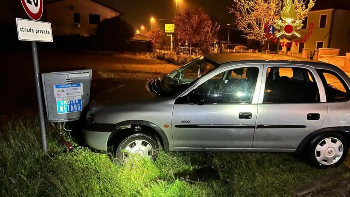 Auto sbanda e trancia un tubo del gas: case evacuate e traffico interrotto - 