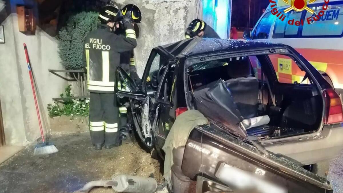 Con l'auto finisce dritta contro un muro: grave una 19enne -
