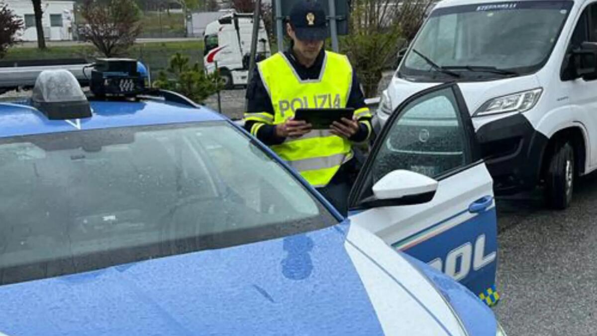 Senza patente, trasporta 19 persone in A23 con un minibus: nei guai il conducente - 