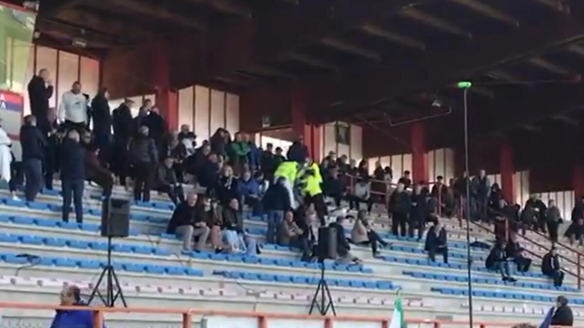 Malore sugli spalti, tifoso si accascia durante la partita: rianimato dal medico sportivo - 