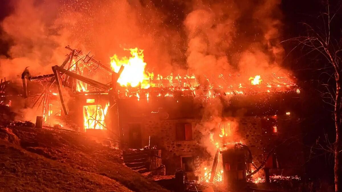 Abitazione a più piani divorata e distrutta dalle fiamme nella notte -