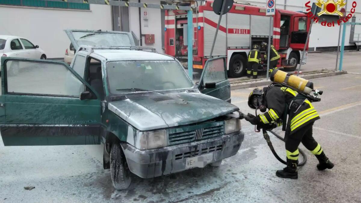 Fiat Panda Gpl a fuoco: conducente in salvo, auto distrutta - 