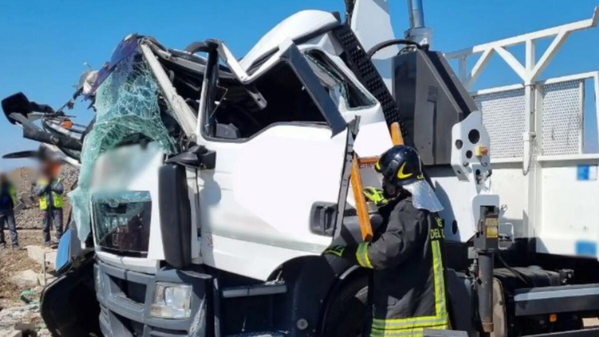 Infortunio sul lavoro a Codroipo, due operai rimangono schiacciati nella cabina del camion - 